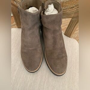 EUC CLARKS COLLECTION “ SHARON “ Suede Ankle Boots taupe - Size 9.5 M - Zippers